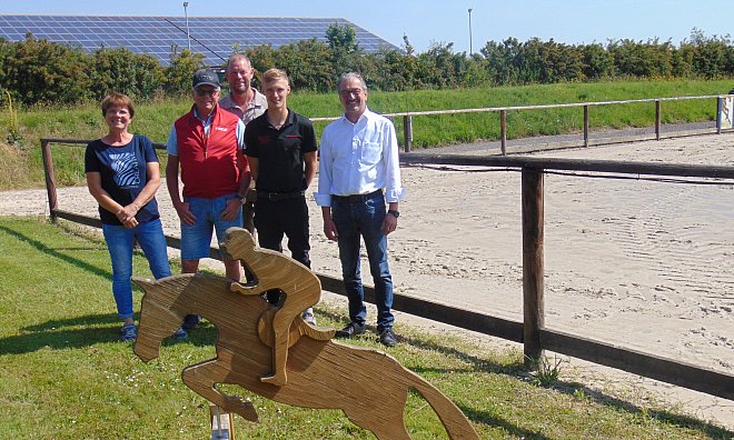 "von Lützow"-Geschäftsführerin Petra Gries (v. l.), Klaus Brinkmann, Christoph Meyer zu Hartum, der Deutsche Vizemeister Tom Schewe und Stephan Wittkugel als Vertreter der Firma Schnieder, vor dem Turnier 2025. - Dirk Kröger