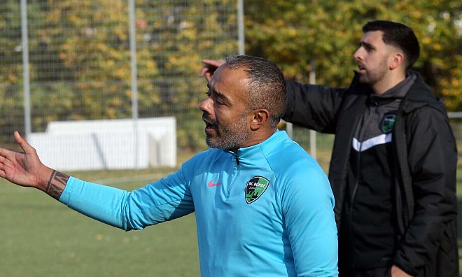 Es gibt viel zu besprechen: Bündes Chefcoach Ali Ben-Aziza (vorn) und Co-Trainer Marcel Mores. - Stefan Hageböke