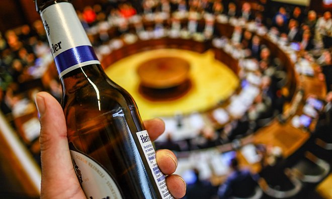 In der konstituierenden Ratssitzung in Herford hat sich ein Lokalpolitiker ein Pils genehmigt. Das sorgte kurrzeitig für Aufregung. - Daniel Salmon