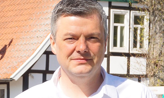 Lars Wunderlich bewirbt sich bei der Kommunalwahl 2025 um das Bürgermeisteramt in Hüllhorst. - FWG UHu