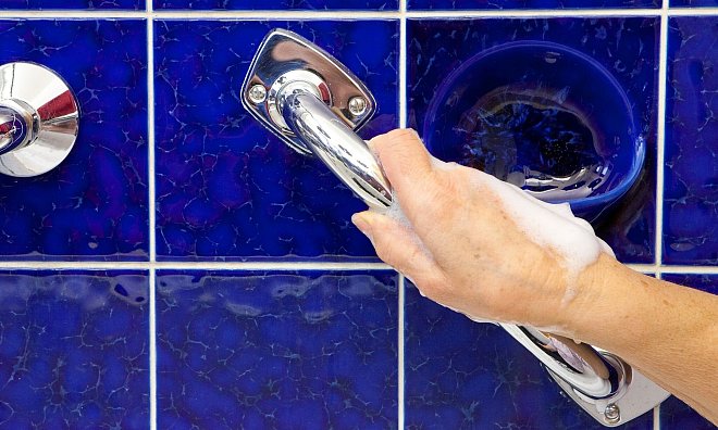 Fester Halt im Bad: Haltegriffe an Dusche oder Badewanne geben Sicherheit und können helfen, gefährliche Stürze zu vermeiden. - Kai Remmers/dpa-tmn