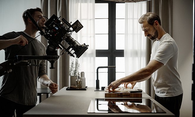 In den Filmsets von "Emotion 4 Life" werden unter anderem Küchenwerbespots gedreht. - Emotions 4 Life