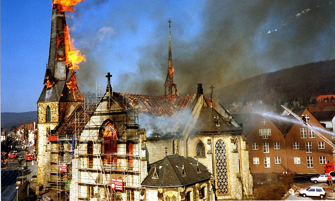 Lichterloh in Flammen: Am Mittag des 21. Februar 1990 brannte die Bartholomäuskirche. Die Feuerwehr konnte angesichts des Ausmaßes und der Hitzeentwicklung nur wenig ausrichten. Das Dach des nebenstehenden neuen Gemeindehauses entzündete sich wenig später. - Foto: Sonny Ruske