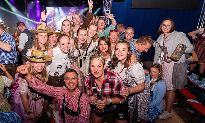 Die erste Frauenmannschaft von TuRa Löhne feiert gemeinsam beim Oktoberfest 2024. Am kommenden Wochenende findet die beliebte Kirmes wieder statt. - Noah Wedel