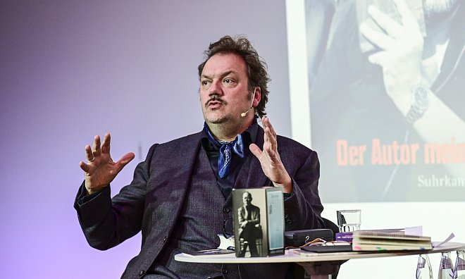 Gestenreich, warm- und offenherzig plaudert Charly Hübner über sein Aufwachsen in der DDR und seinen literarischen Lehrmeister. - Jörg Dieckmann