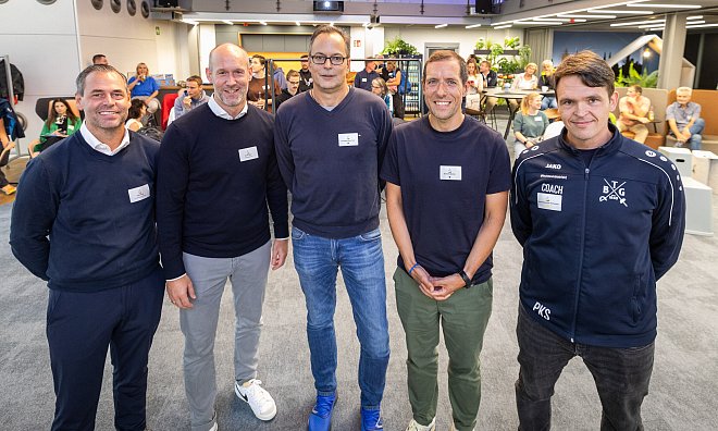 Gastgeber und Akteure des Trainerforums: Sven Berg (Stadtwerke Bielefeld, v.l.), Simon Böer (Sportbund Bielefeld), Kostas Velentzas (Uni Bielefeld), Dominik Bentler (Arminia Bielefeld und Paul Kakoschke-Schwietz (BTG). - Oliver Krato
