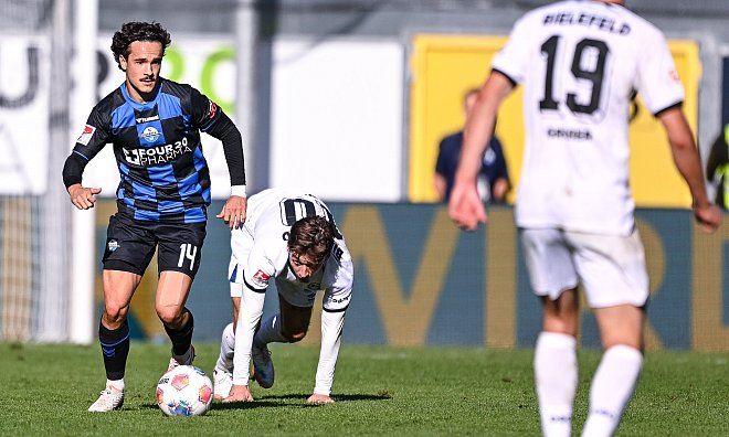 Mika Baur (l.), der hier den Ex-Paderborner Marvin Mehlem stehen lässt, war am Samstag einer der Garanten für den SCP-Heimsieg gegen Arminia. - Teresa Kröger