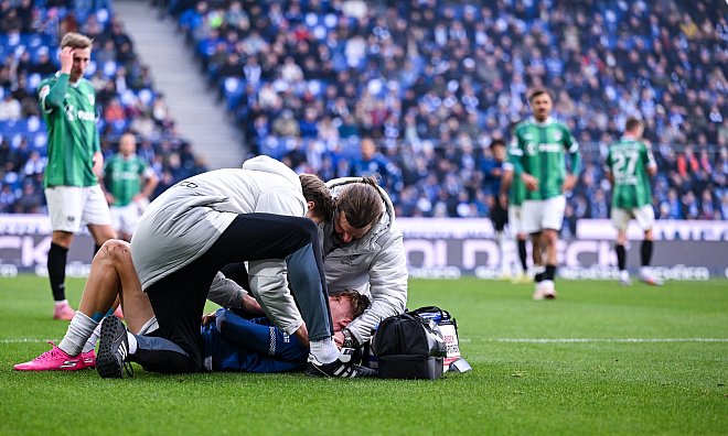 Nach einem unglücklichen Sturz auf die Schulter musste Joel Grodowski noch auf dem Platz von Physio Michael Schweika (r.) und Teamarzt Stefan Budde behandelt werden. - Teresa Kroeger