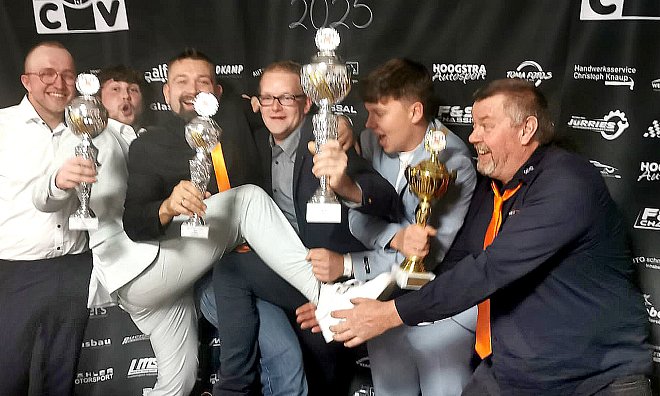 Die Motorsportler vom MSC Löhne feiern nach der Siegerehrung im Eventcenter in Beckum: Niklas Flebbe (von links), Justin Heckert, Tobias Laag, Johannes Schipmann jr., Jannis Heckert und Thomas Rösch. - Privat