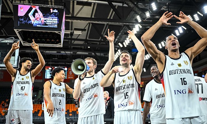 Feier vor dem Fanblock: Deutschland ist stark in die Quali gestartet. - Harry Langer/dpa