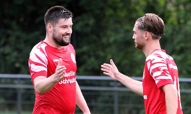 Der nächste Dreier für Rot-Weiß: Dennis Quirin (l.), Torschütze zum 6:2, klatscht Levin Güzelel ab. - Andreas Gerth