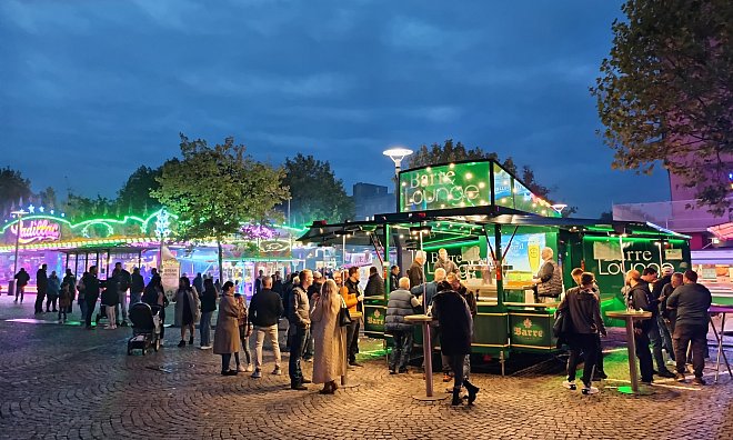 Vor dem Bürgerhaus konnte noch gemütlich ein Abschlussgetränk eingenommen werden. - Kerstin Tirre