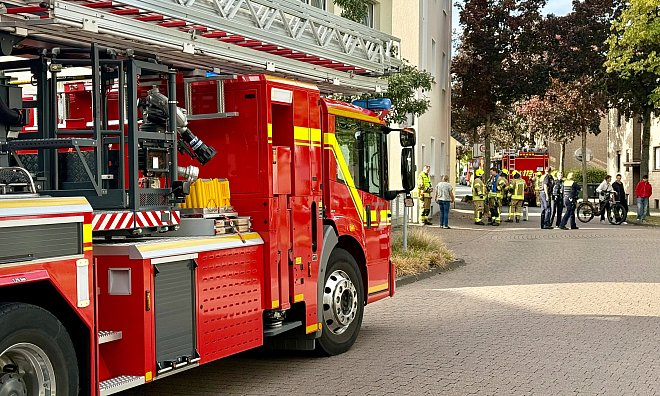 Wegen einer Verpuffung im Keller eines Mehrfamilienhauses rückte die Feuerwehr Bad Lippspringe am Freitagnachmittag zur Waldstraße aus. - Ralph Meyer