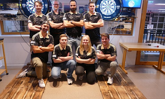 Möchten das Dart-Spiel beim BTW Bünde nach vorne bringen: Luis Lücke (oben v.l.), Marcel Wißkamp, Gökhan Colban und André Brandmeier. Unten v.l.: Patrick Freiheit, Jonathan Specht, Lea Forman und Calvin Hanneke. - Thorsten Mailänder
