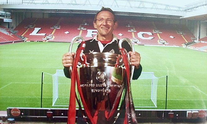 Fussball-Fan Bruno Brinktrine in Liverpool 2010 mit dem Pott. - Privat