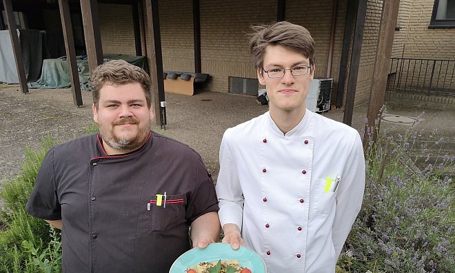 Christoph Duwe (l.) und Malte Berkemeyer sind die kreativen Küchenchefs im Westfalen Hof in Rahden. - Anke Groenewold