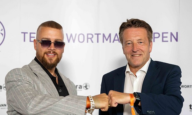 Ralf Weber (r.) freut sich über eine erfolgreiche Tenniswoche in Halle. Am Samstag begrüßte er Deutsch-Rapper und Superstar Kollegah auf der Anlage. - TWO/Valentin Diehl