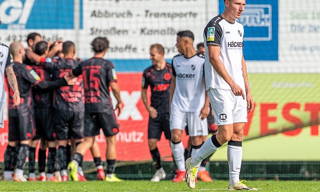SVR-Stürmer Eduard Probst (r.) erzielte seinen achten Saisontreffer, doch am Ende jubelten wieder die anderen. - Joel Beinke