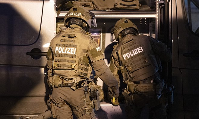 Ein Sondereinsatzkommando der Polizei (hier ein Symbolbild) musste schließlich in die Steinhagener Luisenstraße gerufen werden. - dpa