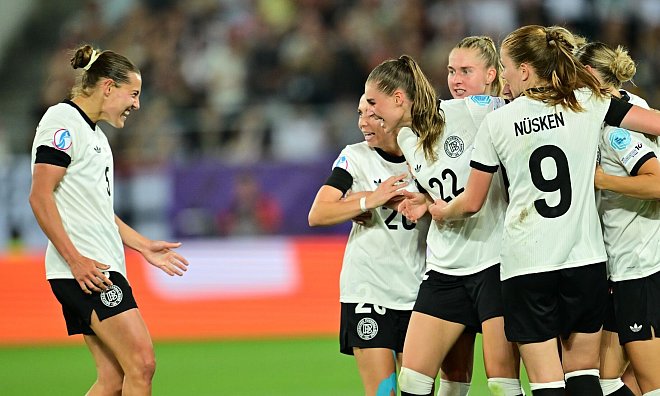 Deutschlands Carlotta Wamser (links) jubelt nach dem 1:0 mit der Torschützin Jule Brand und Sjoeke Nüsken, Janina Minge, Elisa Senß und anderen Spielerinnen. - Sebastian Gollnow/dpa