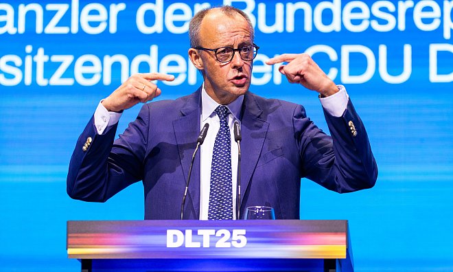 Bundeskanzler Friedrich Merz (CDU) spricht beim Deutschlandtag der Jungen Union (JU). Für seine Zuhörer hat er keine guten Nachrichten. - Philipp von Ditfurth/dpa