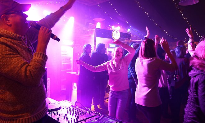 Bei den Almrauschpartys wackelt in der Weihnachtszeit regelmäßig die Hütte, hier ein Foto von 2017. - Mareike Köstermeyer