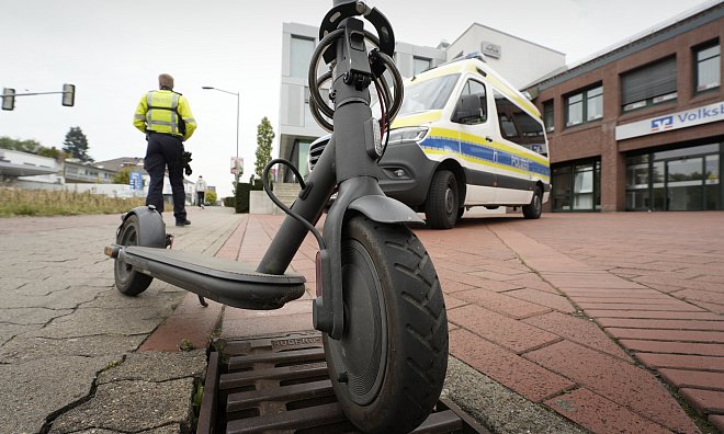 Am Montag, 29.9.2025, standen E-Scooter im Fokus der Polizei, die im Kreis Herford Kontrollen durchführte. Das Bild zeigt den E-Scooter eines 17-jährigen Bünders, der die Erich-Kästner-Gesamtschule in Bünde besucht und auf dem Weg in die Stadt war. - Gerald Dunkel