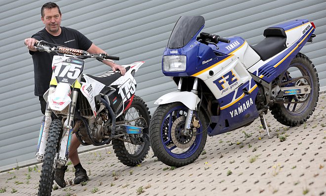 Bereit für das Motorsport-Spektakel: Der Löhner Dominik Schmidt mit den zwei Motorrädern für zwei verschieene Veranstaltungen an einem Rennwochenende. Die Husquarna FC 350 (links, für Motocross) und die Yamaha FZ 750 für das Strandrennen. - Egon Bieber