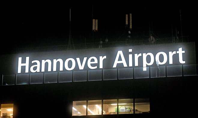 Flieger wurden teils umgeleitet oder konnten erst später landen. (Symbolbild) - Holger Hollemann/dpa