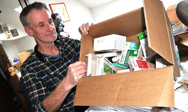 20 verschiedene Mittel nimmt Thomas Kuhn täglich gegen seine Beschwerden ein. Die Kosten dafür muss der Mann aus dem Kreis Gütersloh komplett selbst übernehmen. - Frank Jasper