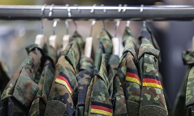 Pläne zur Wiedereinführung der Wehrpflicht haben jetzt neuen Streit in der Bundesregierung ausgelöst. - Oliver Berg/dpa