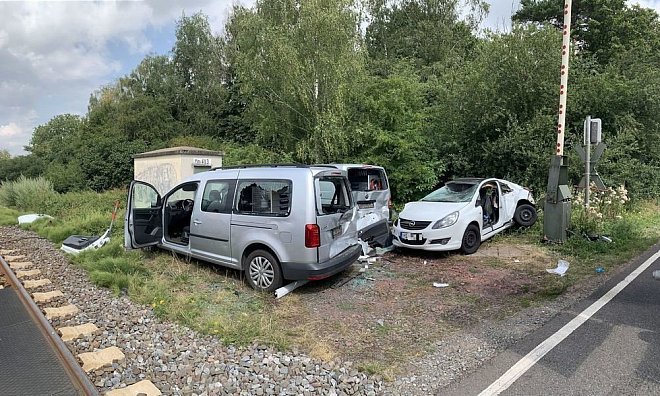Auf einem Bahnübergang ist eine Autofahrerin bei Rinteln von einem Regionalzug erfasst und schwer verletzt worden. - sz/lz