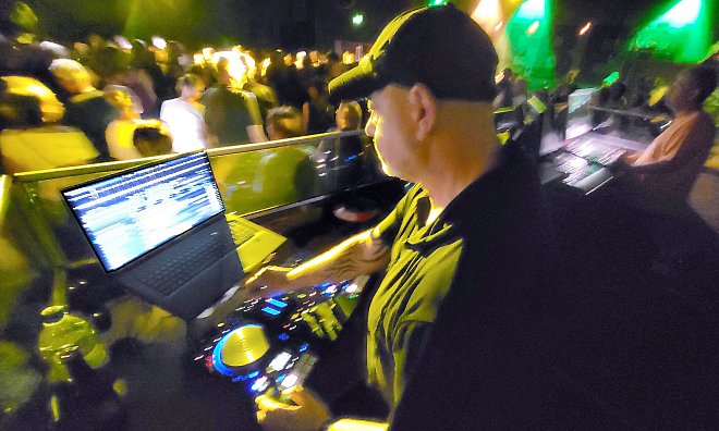 Weiß, was das Tanzvolk wünscht: DJ Micky, 55, legte 15 Jahre im Großen Saal der Weberei auf. Auf seinem Rechner hat er Listen für Ü40, für Ü50, für die 90er-Jahre-Party und für die Zappelfete gespeichert. - Ludger Osterkamp