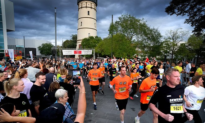 Rund 2.000 Läufer waren am Mittwochabend beim Navigator-Firmenlauf in Gütersloh unterwegs. - Andreas Frücht
