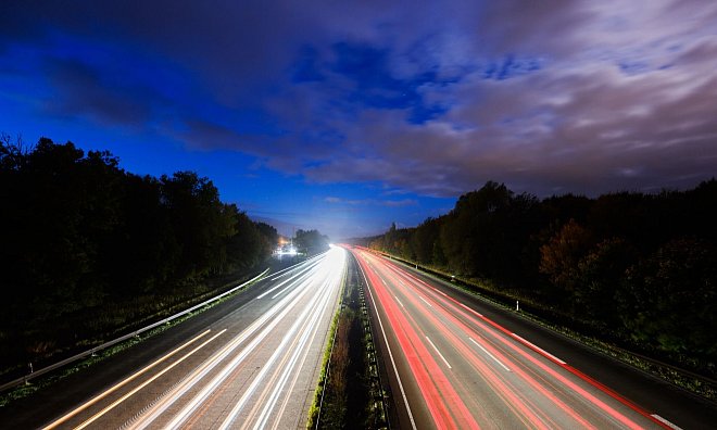 Eine Fahrt über die Autobahn - nicht für jeden erstrebenswert. (Illustration) - Julian Stratenschulte/dpa