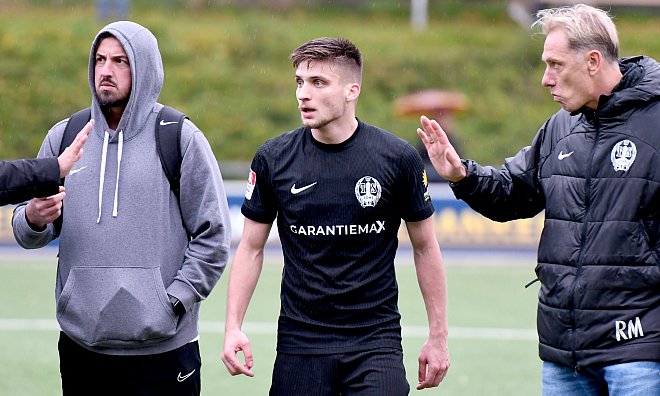 Fahren wieder runter: Lohes Trainer René Müller (v. r.) sowie die Spieler Adrian Mavretic und Andreas Vidovic. - Jürgen Krüger