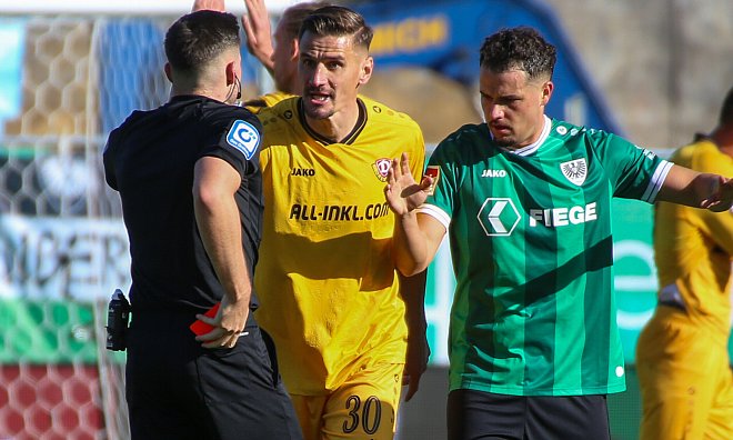 Dresdens Stefan Kutschke (Mitte) sah am Wochenende im Spiel bei Preußen Münster die Rote Karte. - picture alliance / Foto Huebner