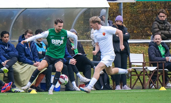 In der Fußball-Landesliga überzeugte der TuS Dornberg (grüne Trikots) beim FC Nieheim in der zweiten halbzeit. - Andreas Zobe