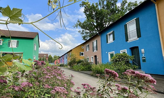 Espelkamp hat viele schöne Ecken. Mitten in der Innenstadt liegt das sogenannte Burano-Quartier. Das Wohngebiet hat durch seine Farbgestaltung, die der Insel Burano nahe Venedig nachempfungen wurde, einen besonderen Charme. - Heike von Schulz
