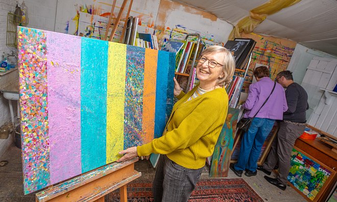 Marlies Jung arbeitet mit Ölfarben. Ihre abstrakten Bilder sind farbenfroh. - Mike-Dennis Müller