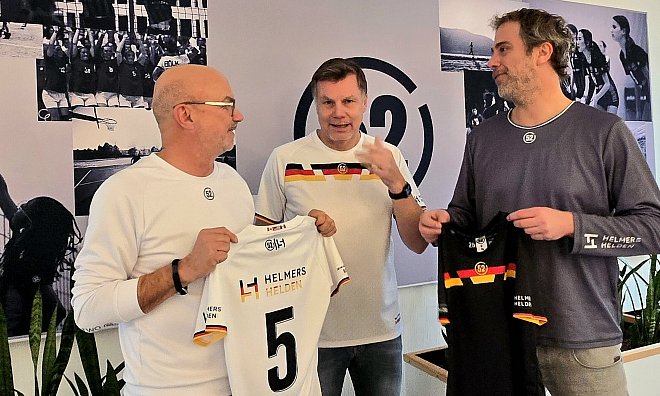 Thomas Helmer diskutiert mit Ralf Kelber (l.) und Björn Hartwig (r.) die beiden Trikotvarianten für die WM-Edition "Helmers Helden". - Kurt Ehmke