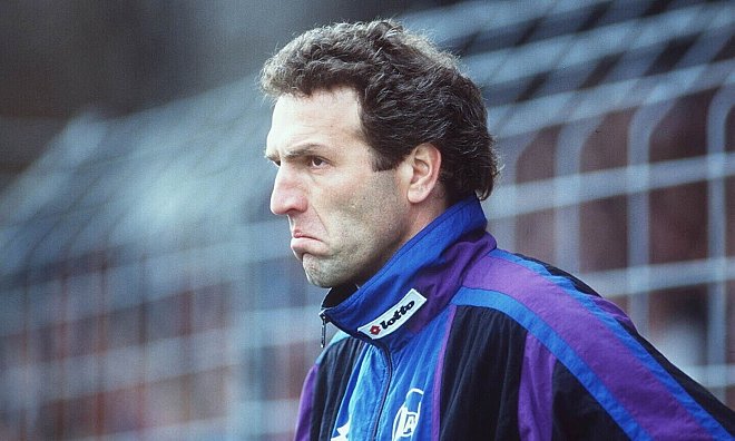 Ernst Middendorp, hier während seiner zweiten Arminia-Amtszeit im März 1996, kassierte am 7. Oktober 1990 eine folgenschwere Niederlage beim TuS Paderborn-Neuhaus. - Picture Alliance