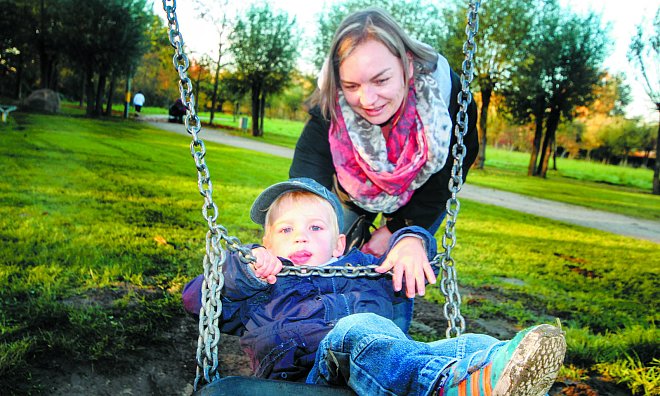 Beim Tester kam die Schaukel an: Michel (2) braucht bei der Benutzung des Spielgeräts zwar noch Hilfe von Mama Sandy Richter, für ihn war die Schaukel aber Spielgerät Nummer eins. - Amélie Förster