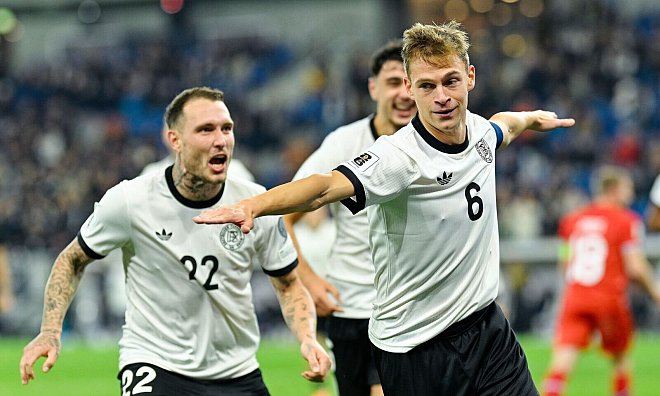Joshua Kimmich bejubelt seinen ersten Doppelpack im Nationaltrikot. - Uwe Anspach/dpa