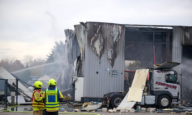 Die Halle wurde stark beschädigt. - Bernd Thissen/dpa
