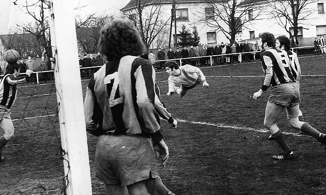 Toller Flugkopfball: Manfred Bredenkötter (Mitte) hechtet in Spiel des SV Löhne-Obernbeck gegen den VfL Holsen am 14. Februar 1972 durch den Strafraum. Auch der spätere Kreisvorsitzende Günter Temme (2. v. r., Nummer 5) kann nur staunend zuschauen. - Privat