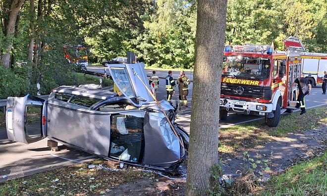 Eines der beteilgiten Fahrzeuge kippte durch den Unfall auf die Seite. - Meiko Haselhorst