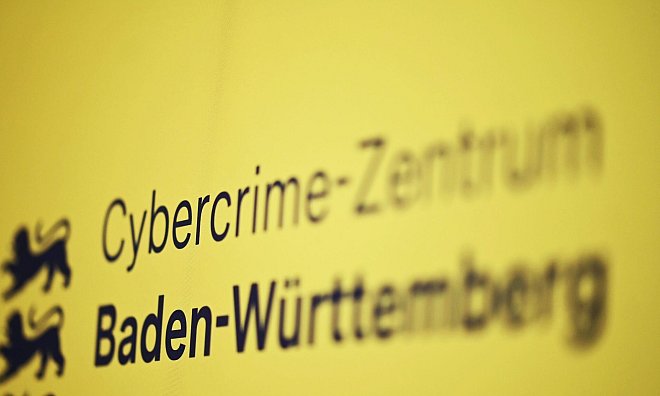 Das Cybercrime-Zentrum Baden-Württemberg und das Polizeipräsidium Ludwigsburg haben den Verdächtigen ermittelt. (Symbolbild) - Uli Deck/dpa