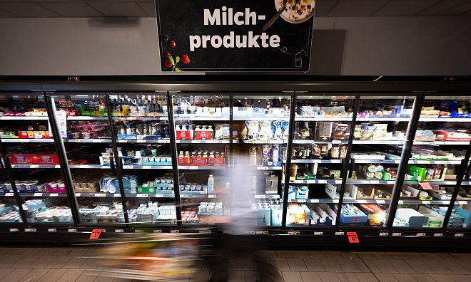 Im Geldbeutel bleibet mehr drin: Butter und Milch sind günstiger zu haben. (Archivbild) - Philip Dulian/dpa