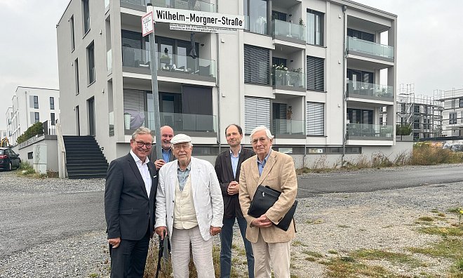 Besondere Straßennamen im Neubaugebiet Springbach Höfe in Paderborn. Bürgermeister Michael Dreier (v.l.), zweiter Vors. Oliver Westphal (l.h.), Professor Hubert Krawinkel (l.), erster Vors. Christoph Schulte-Nölke (r.), Klaus Hohmann (v.r.) - Josefin Stein